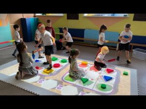 "kinderen spelen op een interactieve vloer in speciaal onderwijs"