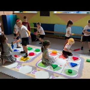 "kinderen spelen op een interactieve vloer in speciaal onderwijs"