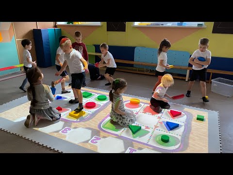 "kinderen spelen op een interactieve vloer in speciaal onderwijs"